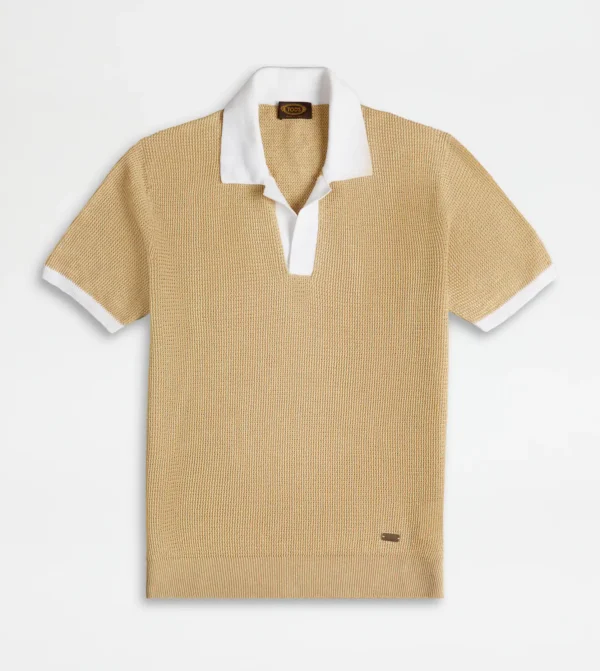 Stylish Polo Shirt with Contrasting White Collar